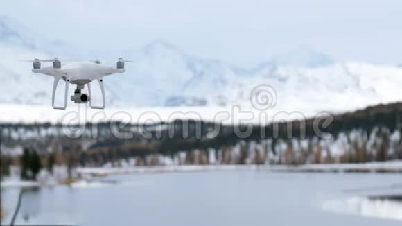 无人机在冬天飞行视频的预览图