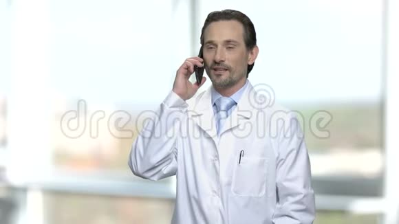 医务工作者用手机说话视频的预览图