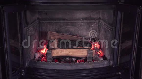 原木碎片在壁炉里燃烧视频的预览图