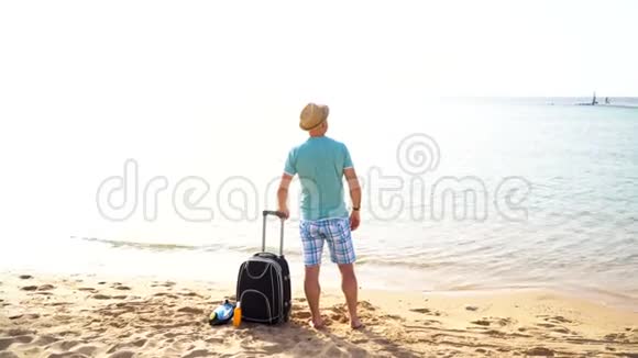 带着手提箱的人在海滩上暑假旅行和度假概念视频的预览图