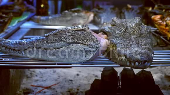 亚洲美食的概念小鳄鱼的头在布拉齐耶视频的预览图