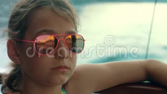 年轻女孩从游艇上看海暑假女孩乘船旅行视频的预览图