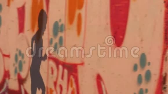一个奔跑的男孩的影子落在墙上涂鸦视频的预览图