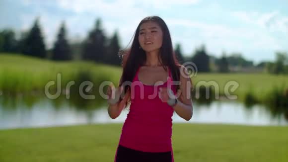 健身妇女在公园缓慢地抚摸头发亚洲女孩肖像视频的预览图