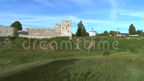 在伊兹波斯克堡垒的墙上俄罗斯空中录像视频的预览图