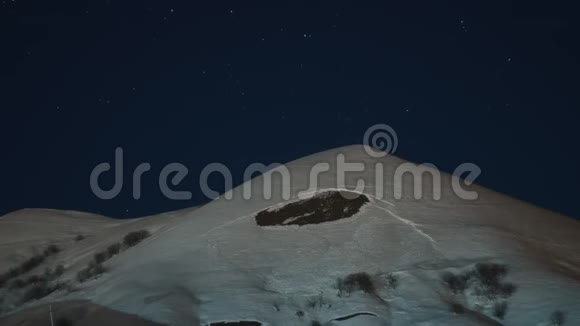 夜空时间流逝在山脉背景上视频的预览图