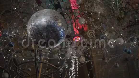 闪亮的迪斯科球和圣诞装饰品视频的预览图