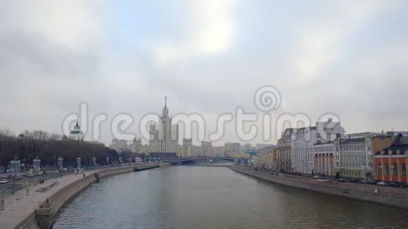 莫斯科市中心河上的摩天大楼视频的预览图