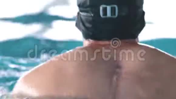 残疾人在游泳池里游泳蝶泳视频的预览图
