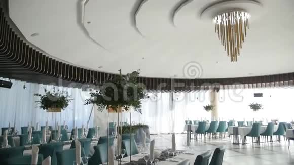 婚礼大厅的内部装饰为客人准备仪式和婚礼的漂亮房间婚礼装饰视频的预览图