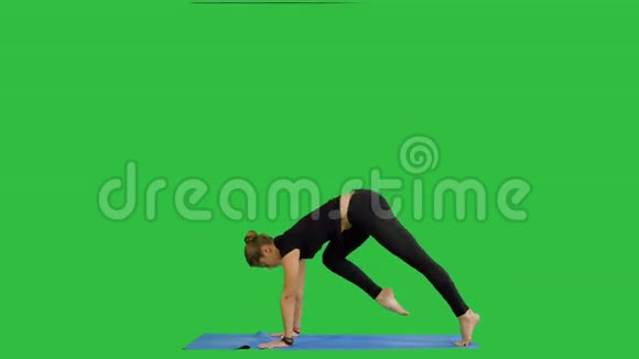 年轻漂亮的瑜伽摆姿势伸展在绿色屏幕上练习瑜伽Chroma键视频的预览图