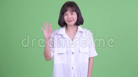 快乐美丽的亚洲女商人挥手视频的预览图