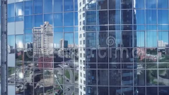 在公司大楼的窗户里思考商业中心的空中视频照相机飞向摩天大楼视频的预览图