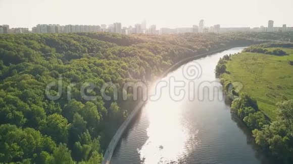 夏日阳光明媚的河和城市公园堤岸视频的预览图