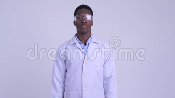 年轻快乐的非洲医生戴着防护眼镜视频的预览图
