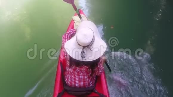泻湖女子皮艇最高视角动作镜头视频的预览图