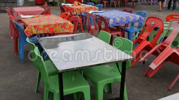 亚洲最便宜的咖啡馆之一的传统塑料桌椅多彩聚乙烯桌布视频的预览图