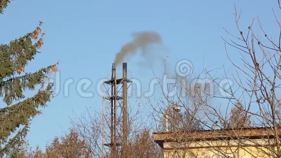 在寒冷的冬天从电厂的管道上可以看到莫斯科的烟雾视频的预览图