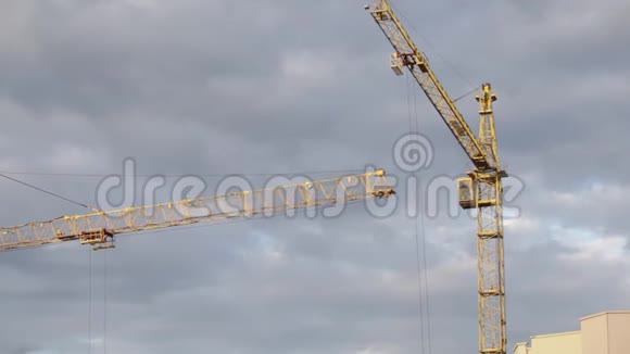施工现场吊车工作建筑物钢筋混凝土框架附近视频的预览图