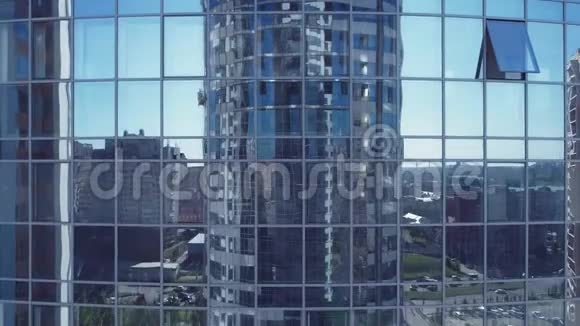 空中飞行现代商业中心在公司大楼的窗户上反映了一个大城市视频的预览图
