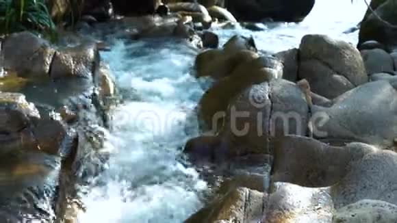 溪水在湍急的河水中在山近水流很快在岩石河中流动快速流动的水流视频的预览图