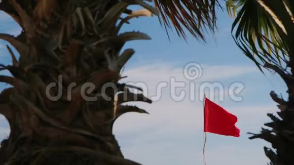 蓝天背景上的红旗游泳危险暴风雨警告视频的预览图