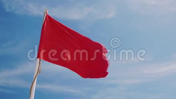 蓝天背景上的红旗游泳危险暴风雨警告视频的预览图