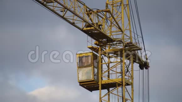 施工现场吊车工作建筑物钢筋混凝土框架附近视频的预览图