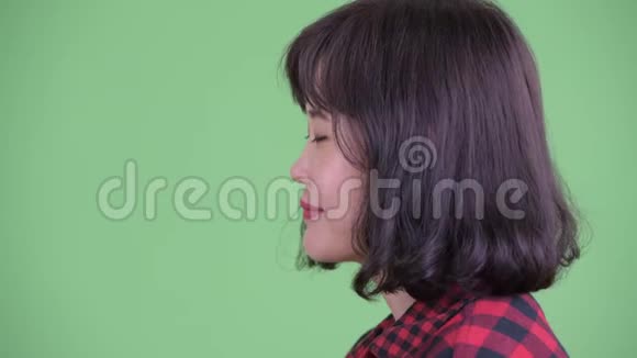 幸福的亚洲潮女微笑特写镜头视频的预览图