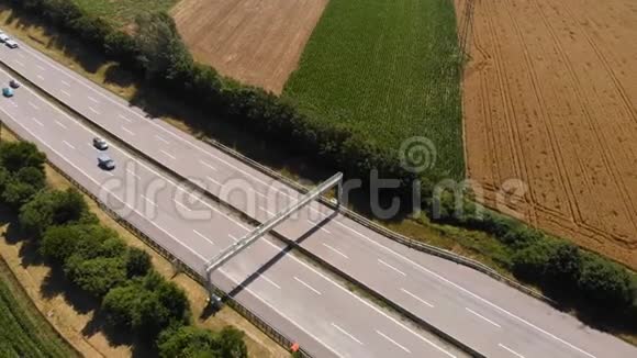空中公路公路乡村汽车视频的预览图