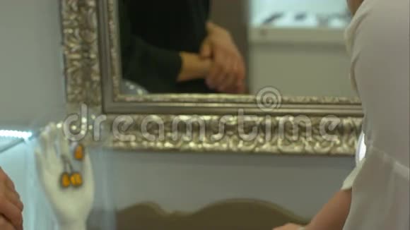 女人在珠宝店里试穿昂贵的手镯视频的预览图