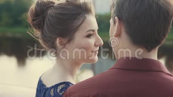 美丽的年轻夫妇享受亲密的时刻日落时分的性感时刻视频的预览图