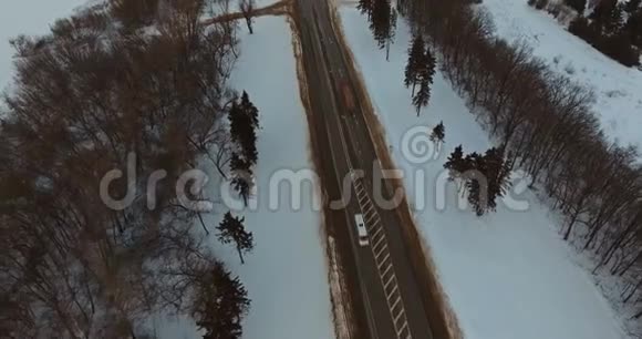 卡车和汽车在冬季公路上行驶空中景观视频的预览图