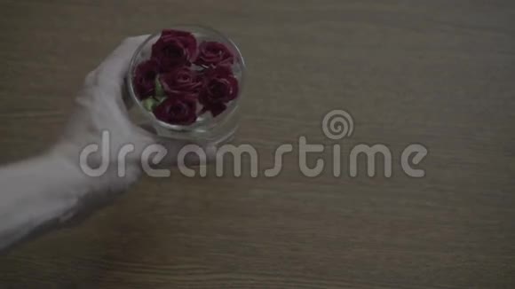 桌子上放着玫瑰的杯子视频的预览图