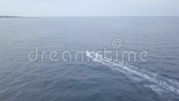 蓝色海水中快速豪华快艇的空中飞行视频的预览图