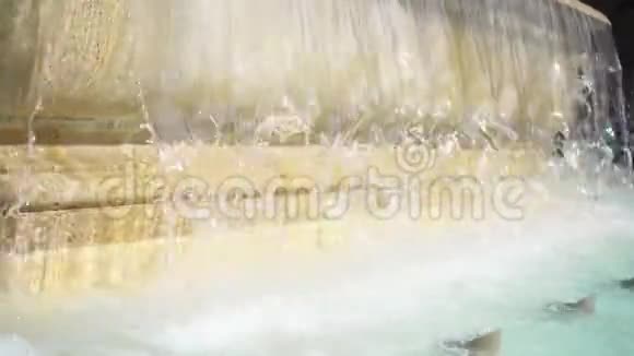 关闭旧黄色大理石喷泉的水幕透明的水流夏日晴天视频的预览图