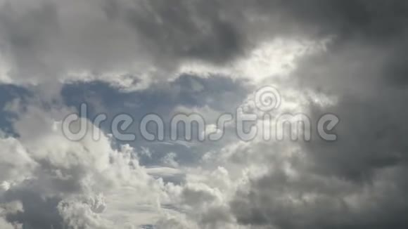 沉重的乌云浮在天空中延时录音4K超高清超高清视频的预览图