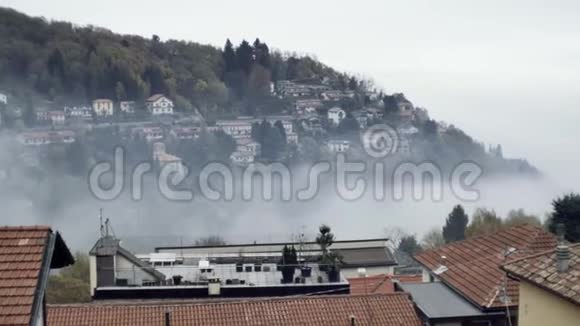 在云层上方的山上的村庄视频的预览图