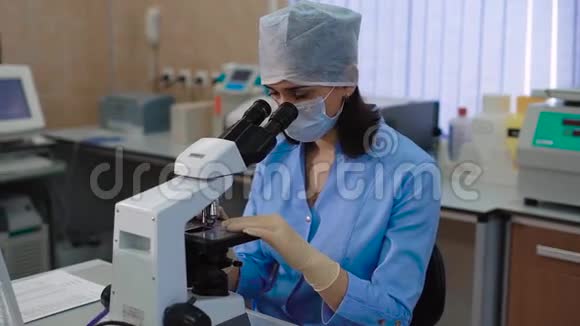 有设备和显微镜的医院实验室女医生或女学生的半身像这就是视频的预览图