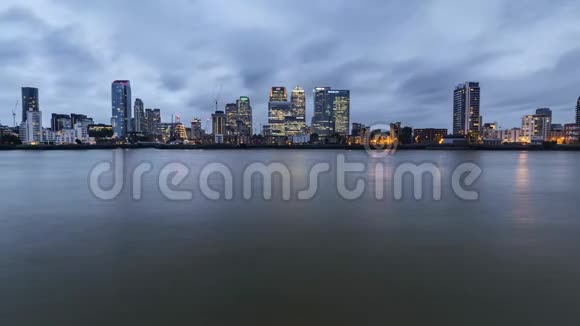伦敦金丝雀码头摩天大楼的黄昏天空视频的预览图