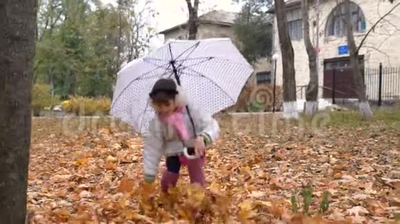 女孩子正在伞下行走视频的预览图