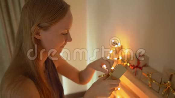 一位年轻女子准备圣诞日历的特写镜头视频的预览图