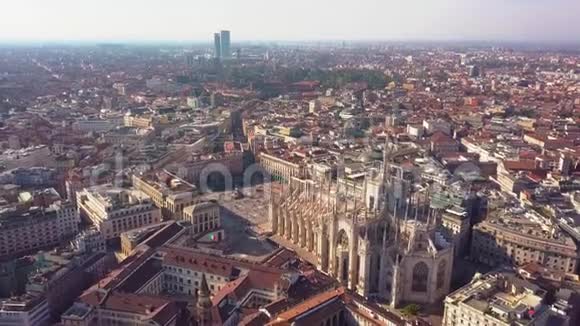 意大利米兰大教堂穹顶空中无人机镜头视频的预览图