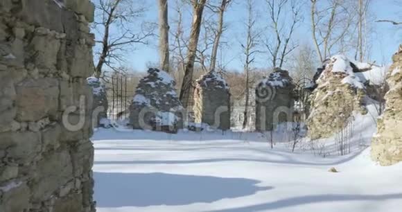 摄像机从左到右移动从冬天的石头中移除旧的被摧毁的庭院视频的预览图