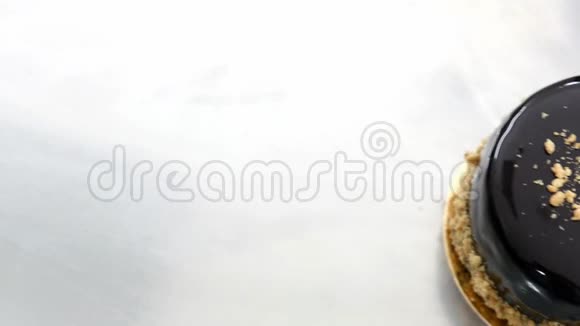 一个移动的画面显示两个单份蛋糕躺在桌子上视频的预览图