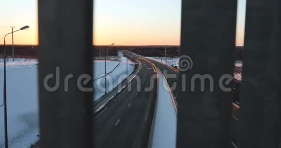傍晚时分摄像机通过屏障拍摄到一条四车道的大公路视频的预览图