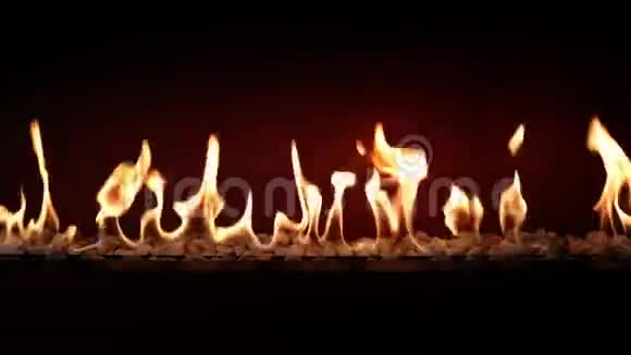 在舒适的原木壁炉里用橙色的火焰缓慢地燃烧着木炭这是一种美妙的令人满意的气氛视频的预览图