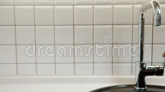 干净的水从室内浴室的银色水龙头流出视频的预览图