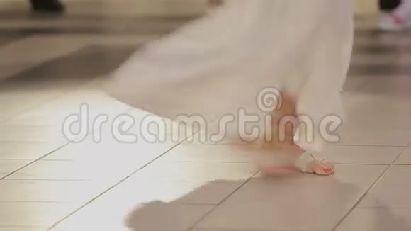 穿着白色裙子跳舞的女人的腿视频的预览图