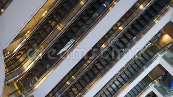 大型购物中心综合体的空扶梯4K泰国曼谷视频的预览图